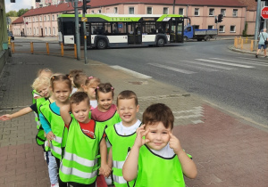 Przedszkolaki z grupy "Wiewiórki" podczas spaceru na skrzyżowanie utrwalają zasady bezpiecznego poruszania się po drodze