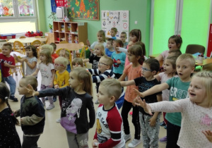 dzieci tańczą według wskazówek Kici