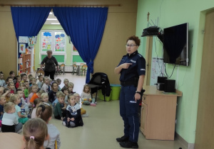 Pani policjantka rozmawia z dziećmi na temat bezpieczeństwa w drodze do przedszkola