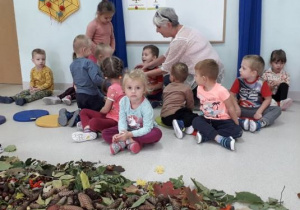 dzieci oglądają,dotykają,wąchają dary jesieni-kasztany,żołędzie,liście,owoce