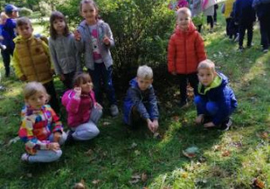 dzieci zbierają jesienne liście