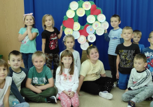 Grupowe zdjęcie z drzewem radości na pamiątkę Dnia uśmiechu