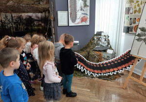 dzieci oglądają wystawę