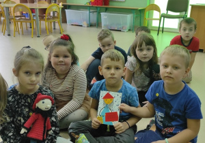 Dzieci z grupy Motylki z Hałabałą po przeczytaniu pierwszej przygody krasnala
