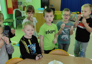 Przedszkolaki wykonują eksperyment gruszkowe jabłko