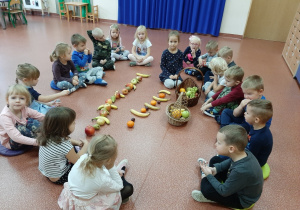 Dzieci prezentują rytmy ułożone z owoców