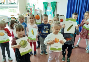 Dzieci prezentują zdjęcia warzyw