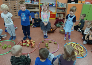Dzieci klasyfikują owoce w zbiorach