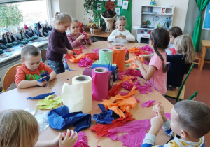 Dzieci gniotą i drą kolorowe ręczniki papierowe