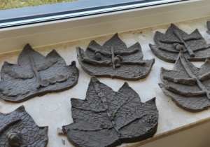 Jesienne liście wykonane z gliny przez dzieci