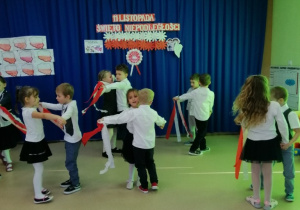Dzieci wykonują taniec z szarfami,, Mały Polak przedszkolak"