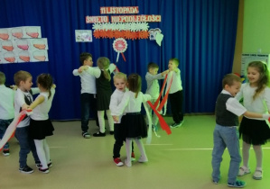 Dzieci wykonują taniec z szarfami,, Mały Polak przedszkolak"