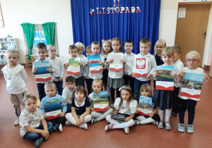 dzieci z grupy "Wiewiórki" prezentują ilustracje symboli narodowych i miejsc znajdujących się w Polsce