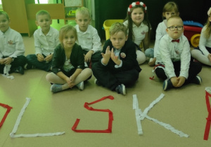 . Przedszkolaki ułożyły biało-czerwony napis Polska z pasków bibuły