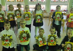 Przedszkolaki z grupy Motylki prezentują wykonane przez siebie prace plastyczne pt "Jeż"