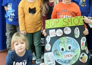 Dzieci prezentują plakat "Stop Smog"