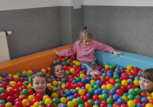 Dzieci bawią się w basenie z piłeczkami