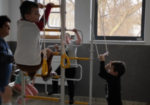 Przedszkolaki sprawdzają swoją sprawność fizyczną na torze przeszkód