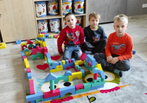 Chłopcy budują zamek z klocków piankowych