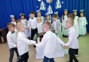 Chłopcy pastuszkowie tańczą Jezusowi.