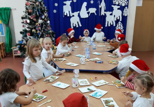 Przedszkolaki dekorują świąteczne pierniczki