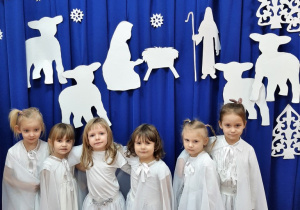 Dziewczynki pozują do zdjęcia w strojach aniołków