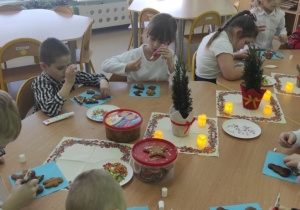 Dzieci podczas dekorowania pierniczków