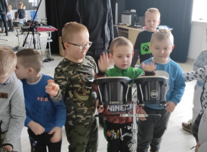 grupa dzieci gra na instrumentach perkusyjnych