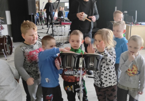 Chłopcy próbują swoich sił grając na bongosach