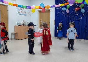 Dzieci z grupy Rybki tańczą trzymając balon brzuszkami