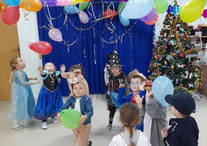 Dzieci bawią się podrzucając balony