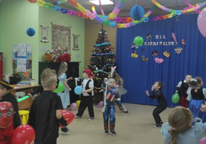 Przedszkolaki tańczą do muzyki dyskotekowej