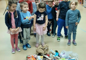Przedszkolaki oglądają i słuchają informacji na temat odpadów