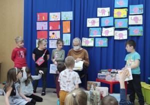 Dzieci prezentują ilustracje dotyczące kolejności powstawania książeczki