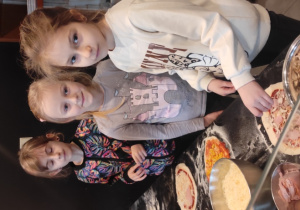 Dziewczynki robią swoją pizzę