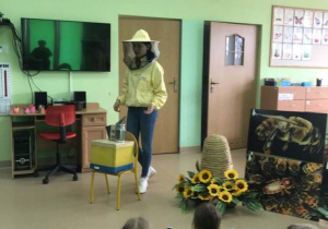 Dzieci z grupy Motylki słuchają pogadanki na temat życia pszczół.