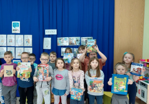 Dzieci prezentują swoje ulubione książeczki