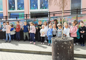 Dzieci prezentują swoje obrazy związane z Ziemią i wodą namalowane na przeźroczystej folii