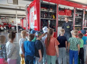 Dzieci oglądają sprzęt strażacki.