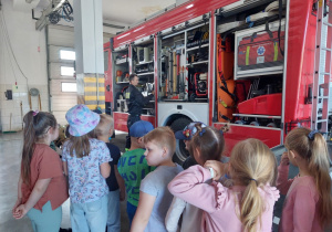 Przedszkolaki zapoznają się ze sprzętem strażackim, który jest potrzebny w trakcie akcji