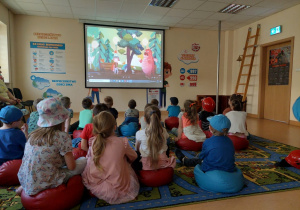 Dzieci oglądają filmiki o zachowaniu się podczas zagrożenia.