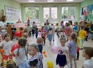 Wszystkie przedszkolaki tańczą z balonami i szarfami