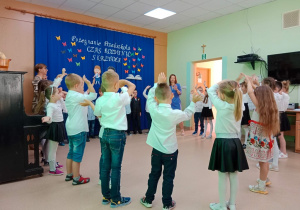Dzieci tańczą razem z Nauczycielkami pożegnalna piosenkę