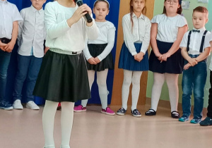 Dziewczynka śpiewa piosenkę Przedszkola czas już minął