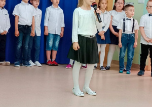 Dziewczyna śpiewa piosenkę Przedszkole ulubione miejsce moje