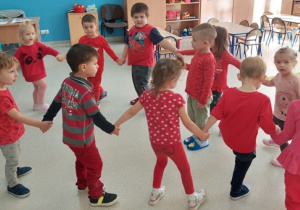 Dzieci tańczą do piosenki „Jabłuszko czerwone”