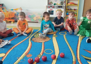 Dzieci bawią się jabłkami i rozwiązują zagadki