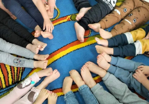 Dzieci prezentują swoje gołe stopy