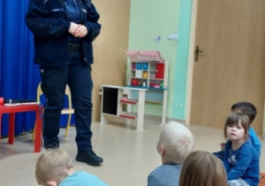 Pani Policjantka rozmawia z dziećmi jak należy się zachować na przejściu dla pieszych