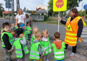 Dzieci poznają zasady zachowania się podczas przechodzenia przez ulicę
